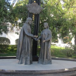 Памятник покровителям семьи и брака.